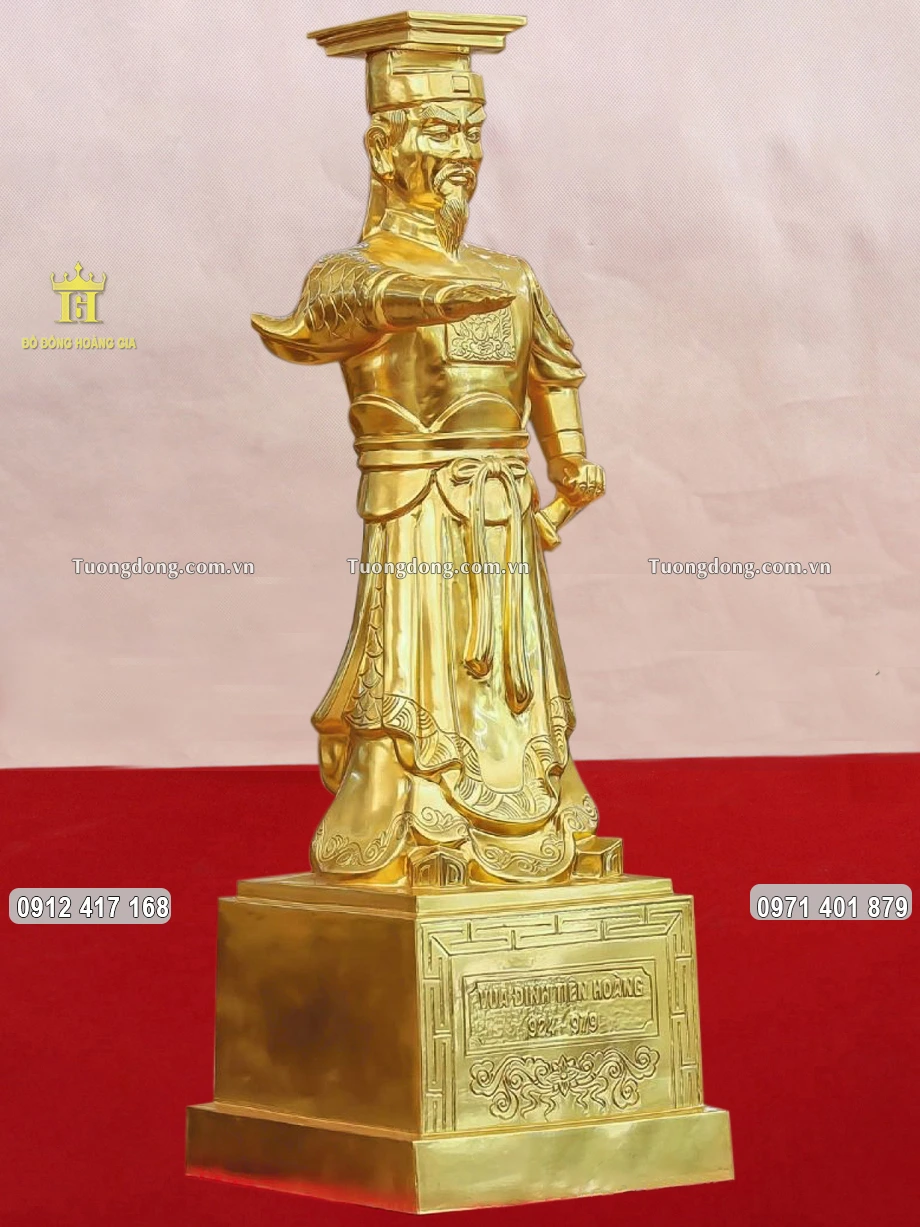 Hình ảnh nhìn nghiêng của bức tượng đồng